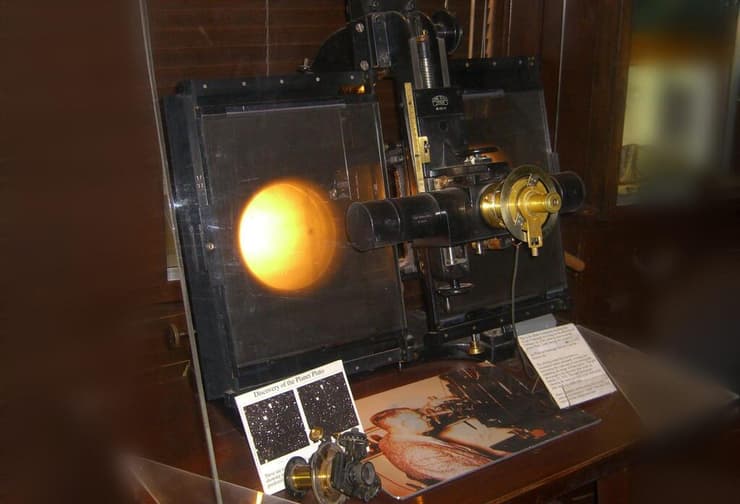 שיטה מהירה להשוואת לוחות צילום, אך עדיין מייגעת מאוד כשהלוחות מכילים צילומים של רבבות כוכבים. מכשיר ה-Blink comparator במצפה הכוכבים לוֹול באריזונה, שבו השתמש טומבו 