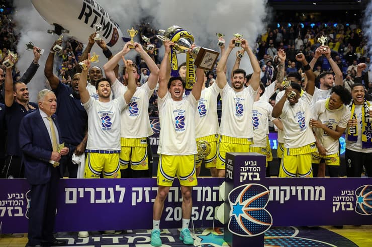 בפעם ה-47 בתולדות המועדון. שחקני מכבי ת"א עם גביע המדינה (צילום: עוז מועלם) מכבי ת"א גביע המדינה