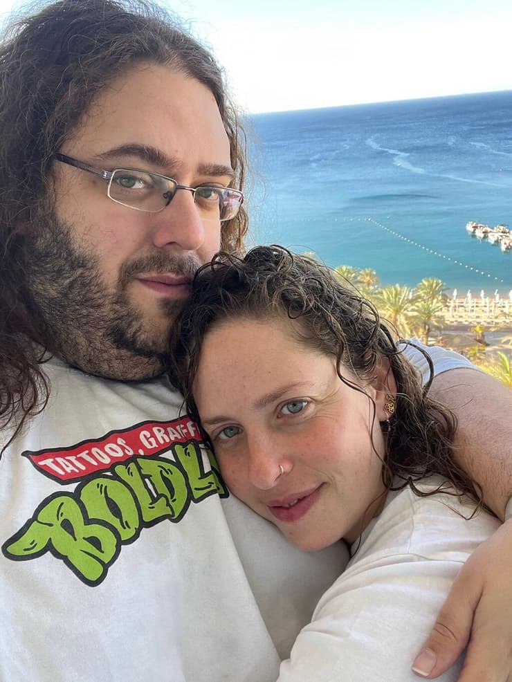 איתי לוקץ' ובת זוגו שרה פרי