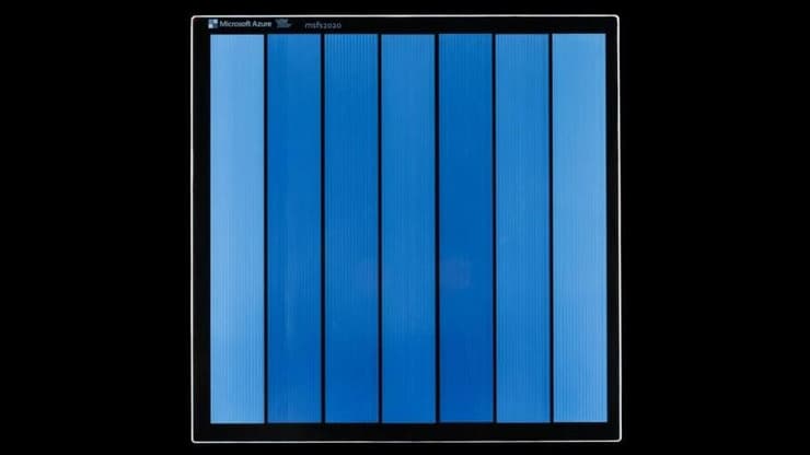 הזכוכית עם החריטה עליה