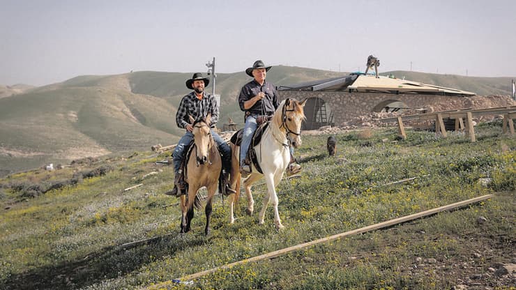 רוכבים על רקע מרכז הטיפולים החדש