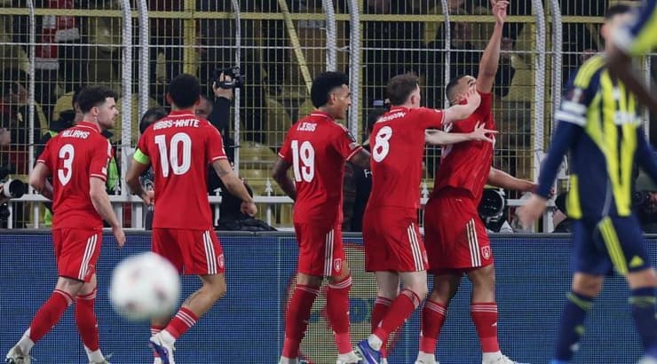 שחקני נוטינגהאם פורסט חוגגים (רויטרס) שחקני נוטינגהאם פורסט חוגגים