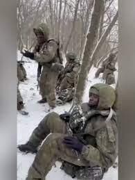 חיילים מאפריקה בשלג האוקראיני. לעתים חסרי אונים חיילים מ אפריקה ב צבא רוסיה ב אוקראינה