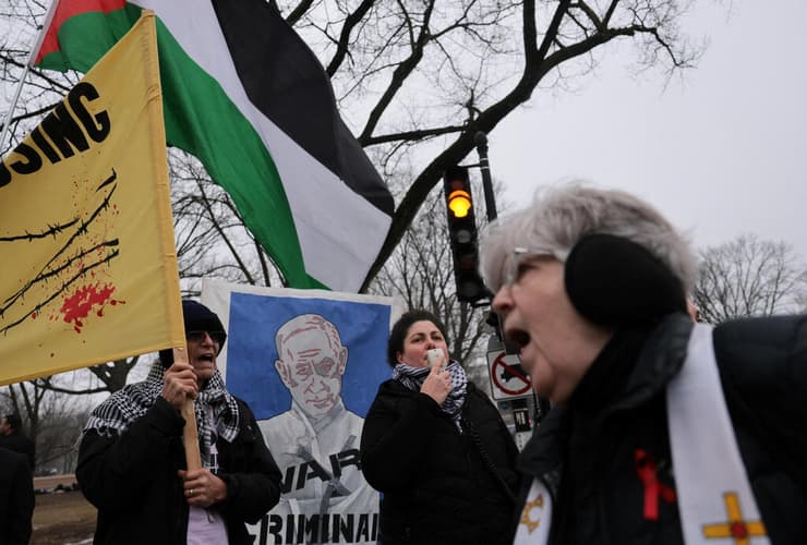 צילום: REUTERS/Jonathan Ernst מפגינים הפגנה פרו-פלסטינית ב וושינגטון ארה"ב מול כינוס מועצת השלום