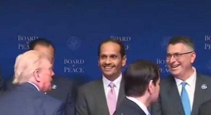 סער לצד ראש ממשלת קטאר בכינוס מועצת השלום של טראמפ