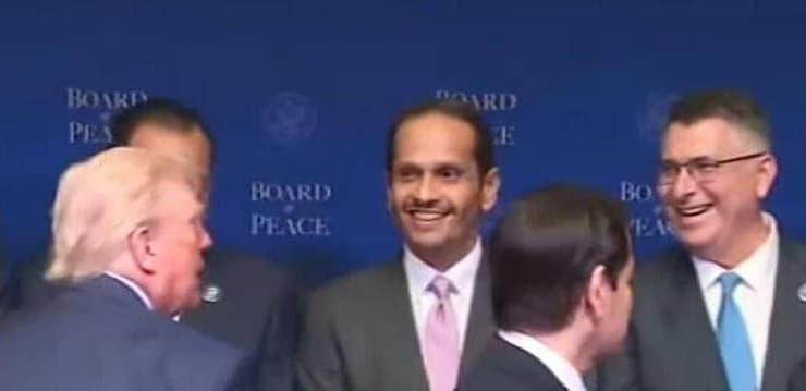 סער לצד ראש ממשלת קטאר בכינוס מועצת השלום של טראמפ
