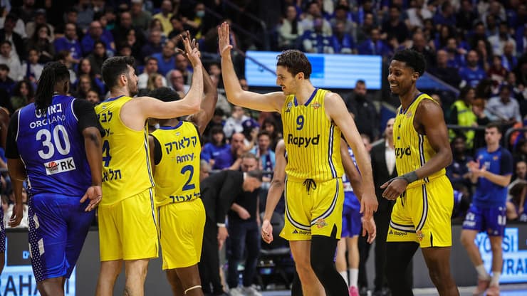 חגיגה צהובה בהיכל. סורקין, לביא והורד חוגגים (צילום: עוז מועלם) שחקני מכבי ת"א רומן סורקין, גור לביא, ג'יילן הורד