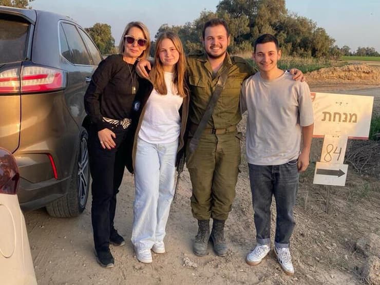 "לא לפחד מבחירות קשות". סמ"ר נדב (נדי) כהן ז"ל עם אימו מיכל לרנר ואחיו יונתן ורוני (צילום: באדיבות המשפחה) סמ"ר נדב (נדי) כהן ז"ל, עם אימו מיכל לרנר ואחיו יונתן ורוני