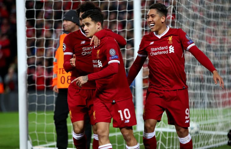 קוטיניו לצד מוחמד סלאח ופירמינו (צילום: Clive Brunskill/Getty Images) קוטיניו לצד מוחמד סלאח ופירמינו