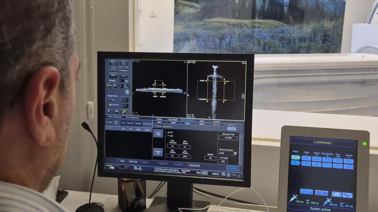 בחינת הסריקה שבוצעה לחרב הצלבנית שהתגלתה בחוף דור (צילום: ד"ר אייל ברקוביץ') בחינת הסריקה שבוצעה לחרב הצלבנית שהתגלתה בחוף דור