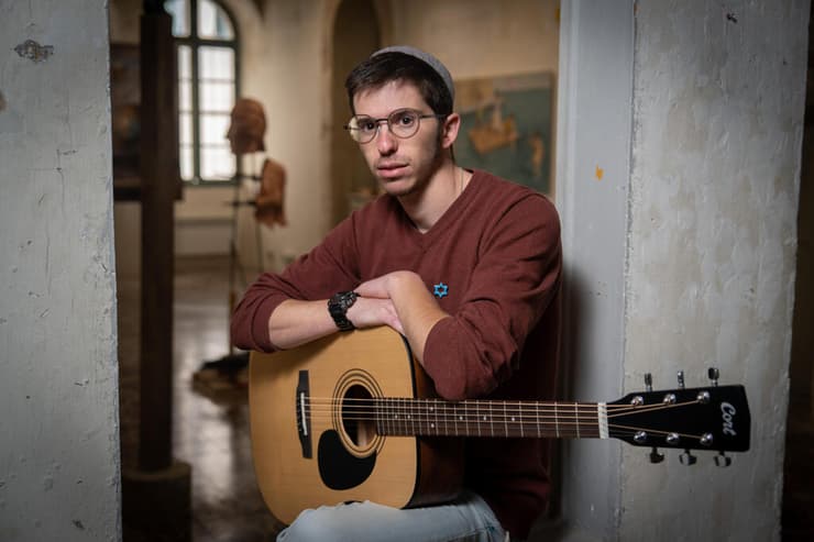 אורי ויזל. "חשבתי לעצמי: אפשר שנייה של שקט בחיים?" (צילום: שלו שלום. צולם ב"המפעל", ירושלים) אורי ויזל