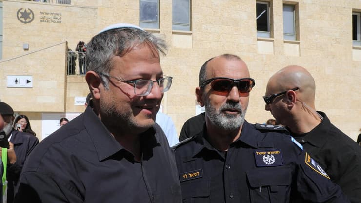 395 נרצחו בחברה הערבית מאז מונה לוי לתפקיד. "שמענו את ההבטחות - התוצאה הפוכה" (צילום: גיל יוחנן) המפכ"ל דניאל לוי ובן גביר בכותל ביום השישי הראשון של תפילות חודש הרמדאן בהר הבית