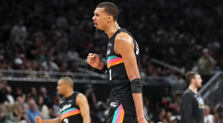 ויקטור וומבניאמה חוגג