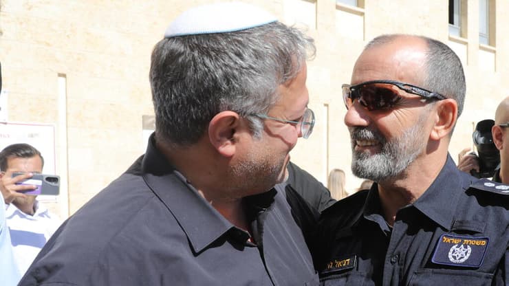 המפכ"ל לוי והשר בן גביר. העימות נמשך (צילום: גיל יוחנן ) המפכ"ל דניאל לוי ובן גביר בכותל ביום השישי הראשון של תפילות חודש הרמדאן בהר הבית