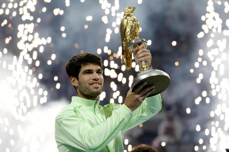 אלקראס עם הגביע (צילום: Mohamed Farag/Getty Images) אלקראס עם הגביע של טורניר דוחא