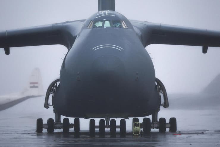 מטוס C-5 גלקסי בסיס לאג'ס האיים האזוריים פורטוגל צבא ארה"ב מתיחות עם איראן טהרן