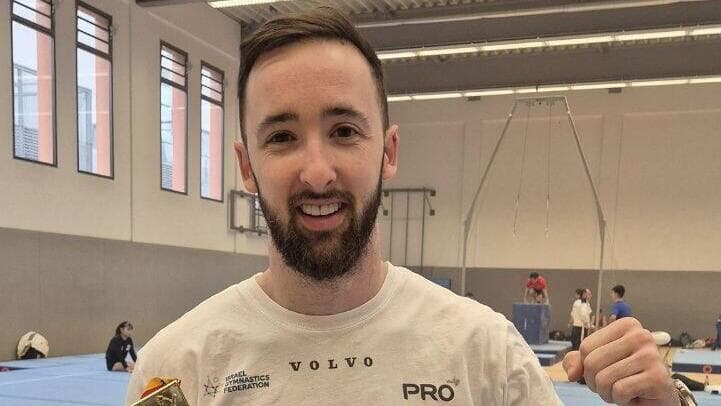 דולגופיאט (צילום: איגוד ההתעמלות) ארטיום דולגופיאט עם מדליית הזהב