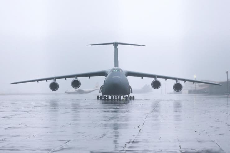 מטוס C-5 גלקסי בסיס לאג'ס האיים האזוריים פורטוגל צבא ארה"ב מתיחות עם איראן טהרן