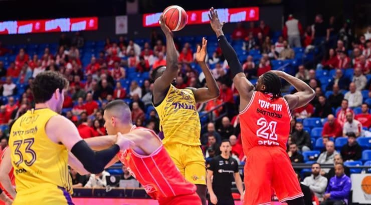 אדאמה סאנוגו עולה לסל