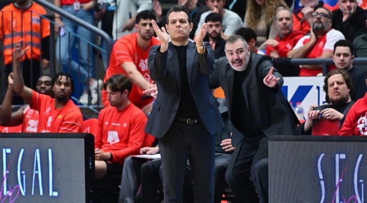 דמיטריס איטודיס מוחא כפיים