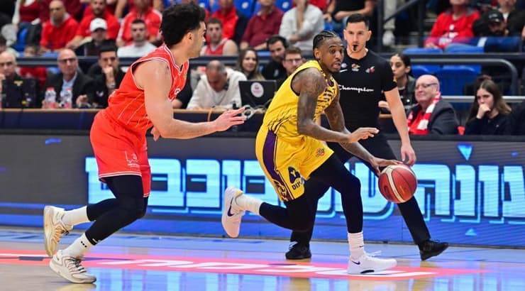 אקסבייר מנפורד עם הכדור