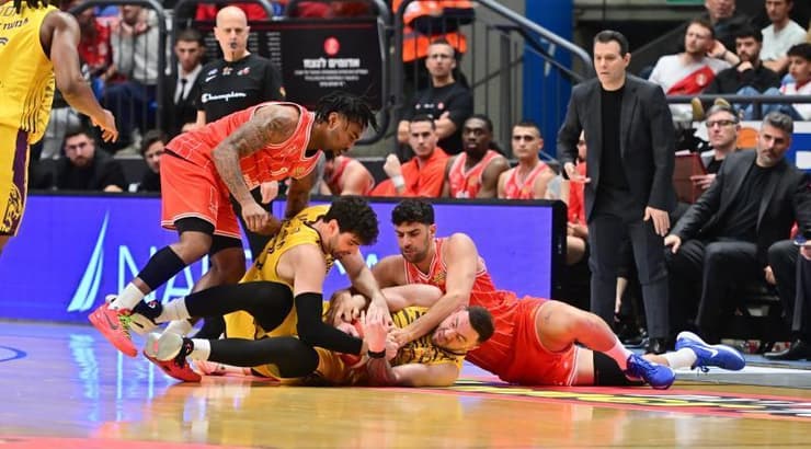 השחקנים נאבקים על הכדור