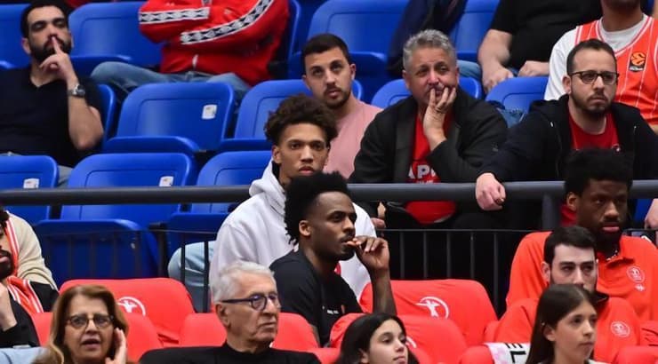 קסלר אדוארדס הגיע לצפות בחבריו החדשים