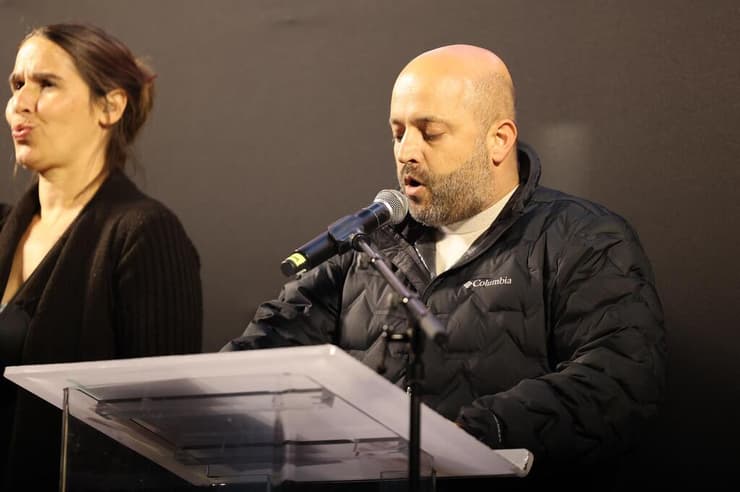 איל חולתא בהפגנה (צילום: צחי דברת) אייל חולתא