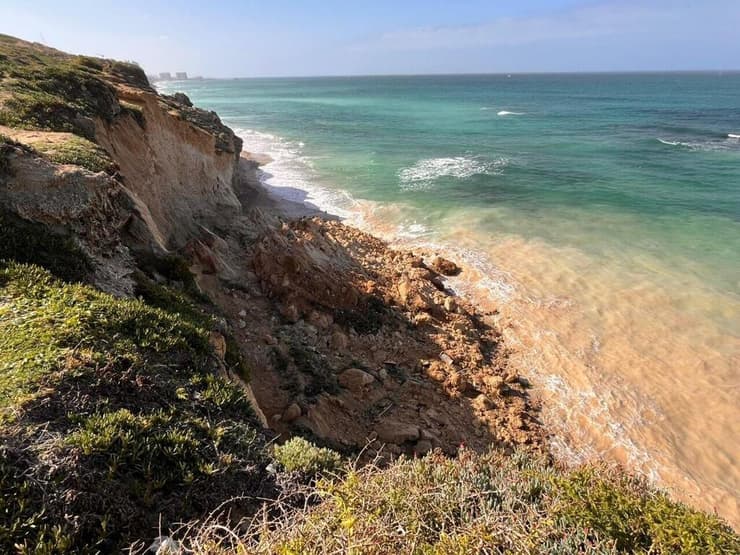 חלק מצוק סידני עלי בהרצליה קרס