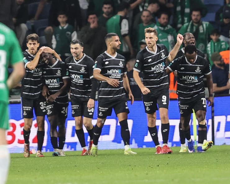 הדהימו את סמי עופר. שחקני הפועל פ"ת (צילום:גיל נחושתן) דיארה חוגג