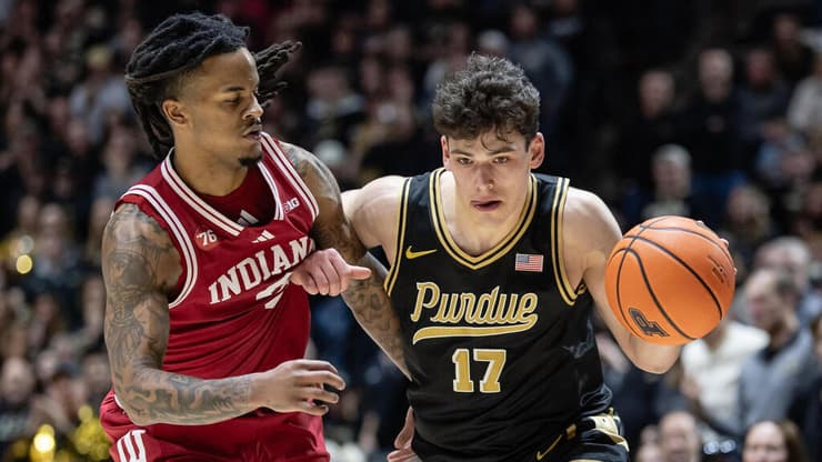 שחקן מכללת פרדו עומר מאייר מול שחקן מכללת אינדיאנה הוז'רס למאר ווילקרסון