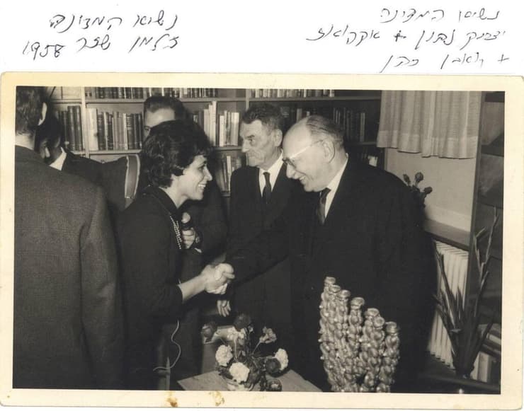 ברטה לוחצת את ידו של נשיא המדינה זלמן שז"ר