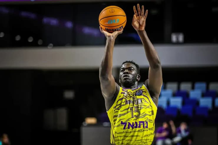"לא רוצה לעזוב". אדאמה סאנוגו (צילום: אתר פיב"א) שחקן הפועל חולון אדאמה סאנוגו