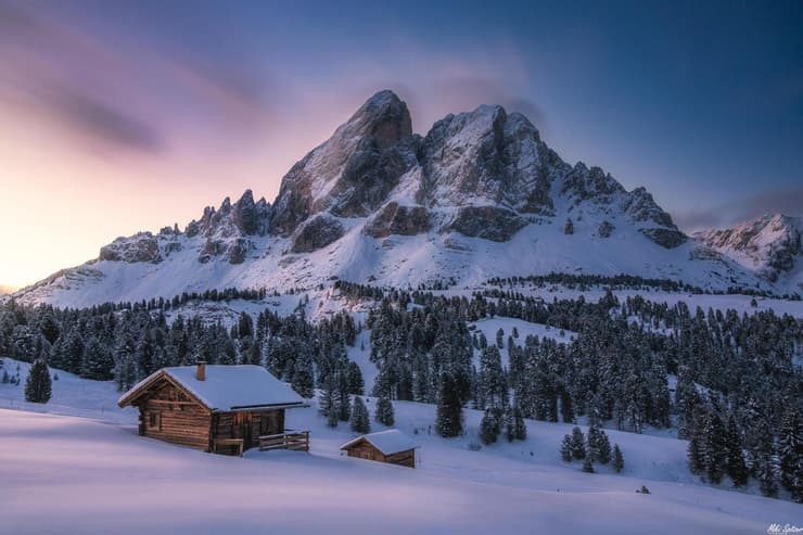 זריחה חורפית בהרי הדולומיטים