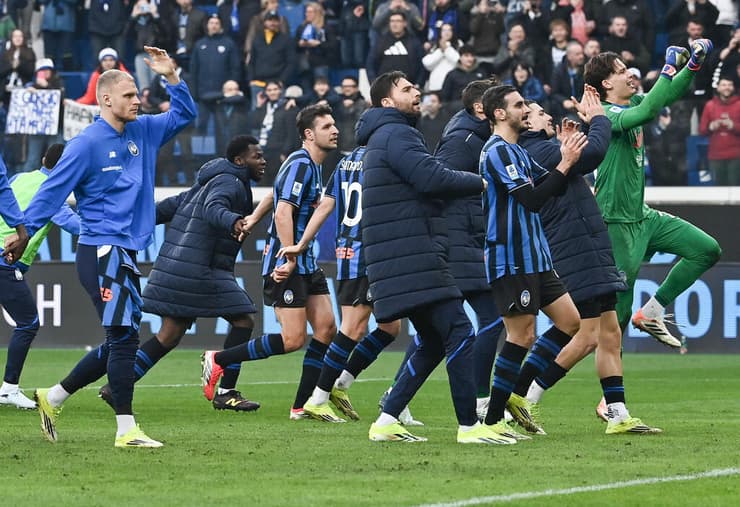 שחקני אטאלנטה חוגגים בסיום (צילום: Isabella BONOTTO / AFP) שחקני אטאלנטה חוגגים בסיום