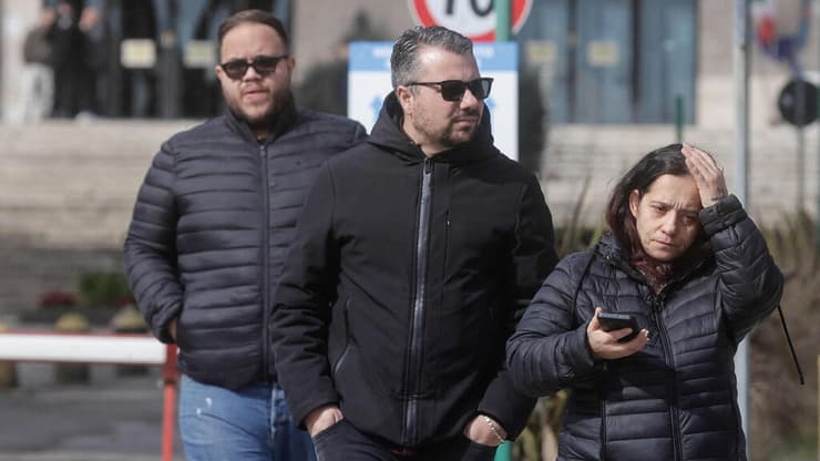 משפחתו של דומניקו ליד בית החולים (צילום: REUTERS / Salvatore La Porta) איטליה אבלה וכועסת: דומניקו מת בעקבות השתלת לב כושלת, בתמונה: משפחתו ליד בית החולים