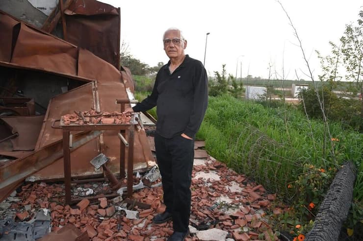 "כשהגעתי לבארי, גרנו בצריפים ובאוהלים". מנצ'ר ליד ביתו ההרוס אחרי הטבח (צילום: הרצל יוסף) תושבים ותיקים מהעוטף חוזרים לקיבוץ ניר עוז לאחר הטבח - אברהם "מנצ'ר" דבורי, באר