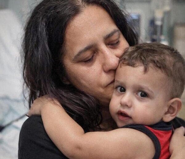 איטליה אבלה וכועסת: דומניקו מת בעקבות השתלת לב כושלת, בתמונה: עם אמו פטריציה