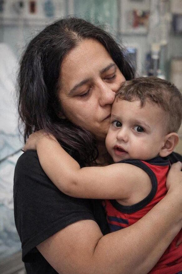 מותו של דומניקו והכשלים סביב השתלת לבו מטלטלים את איטליה (צילום: פייסבוק) איטליה אבלה וכועסת: דומניקו מת בעקבות השתלת לב כושלת, בתמונה: עם אמו פטריציה