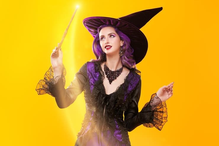 אישה מחופשת למכשפה