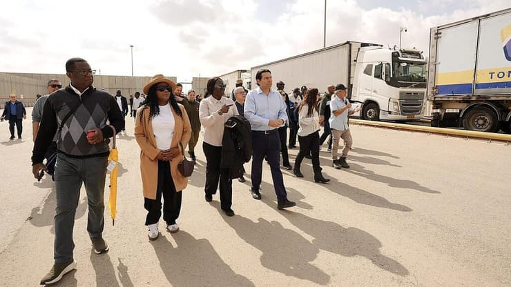 שגרירים מהאו"ם צופים במשאיות במעבר כרם שלום (צילום: עוז אביטל) שגרירים מהאו"ם בביקורים בפולין וישראל