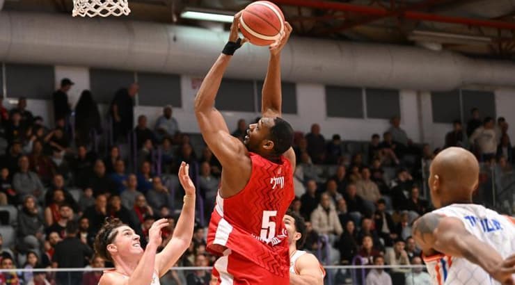 אוסטין וויילי עולה לסל (ראובן שוורץ) אוסטין וויילי עולה לסל