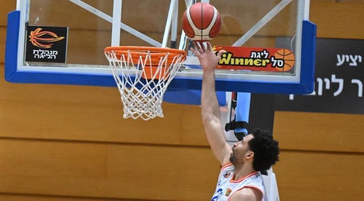 דרו קרופורד מניח את הכדור בסל (ראובן שוורץ) דרו קרופורד מניח את הכדור בסל