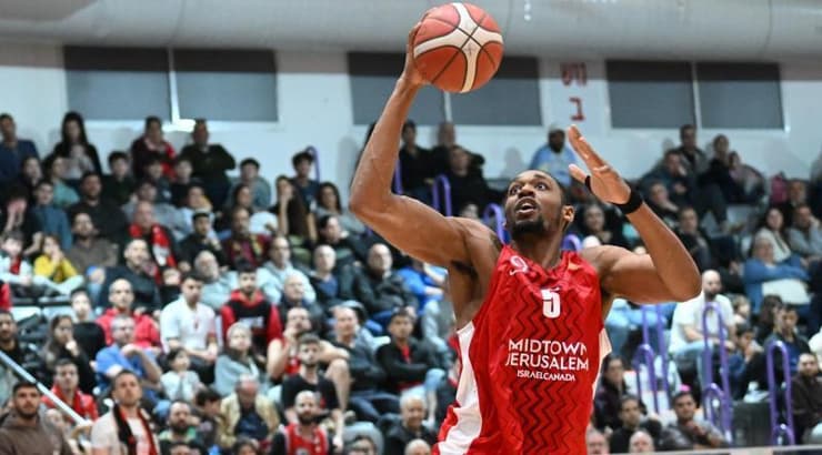 אוסטין ויילי קופץ