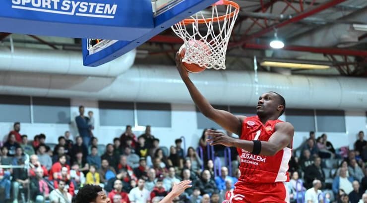 ג'ארד הארפר עולה לסל