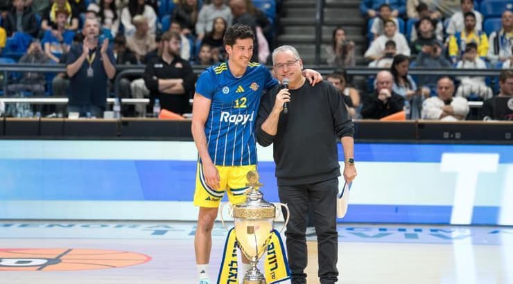 ג'ון דיברתולומיאו עם הגביע (רועי כפיר) ג'ון דיברתולומיאו עם הגביע