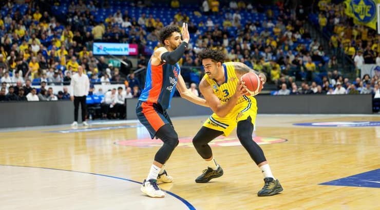 מרסיו סנטוס עם הכדור (רועי כפיר) מרסיו סנטוס עם הכדור