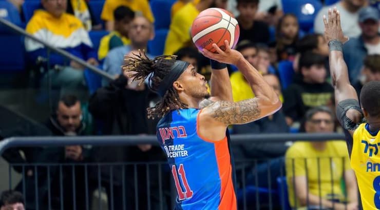 ברייס בראון זורק (רועי כפיר) ברייס בראון זורק