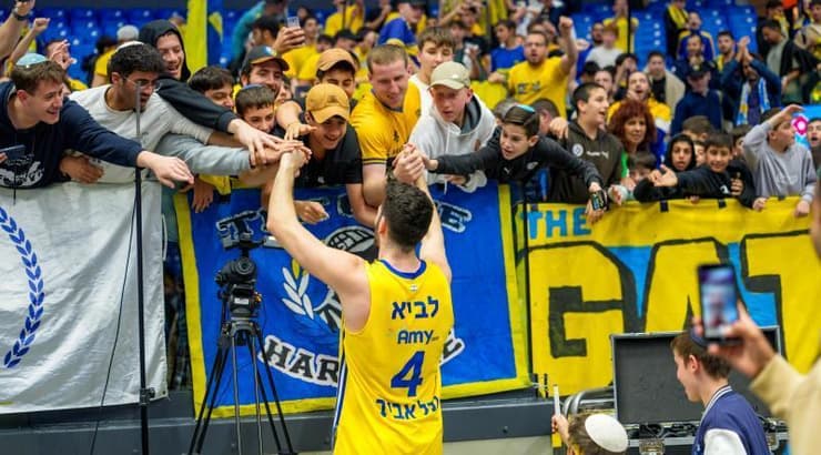 גור לביא חוגג עם האוהדים (רועי כפיר) גור לביא חוגג עם האוהדים