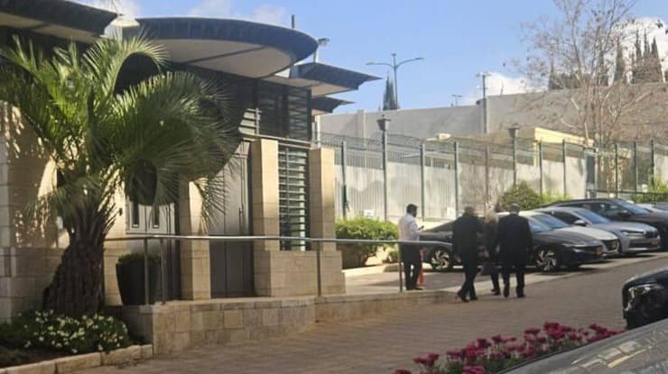 היועמ"שית מחוץ לישיבה